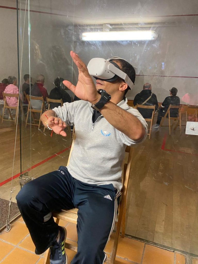 Proconsi - hombre probando gafas de realidad virtual