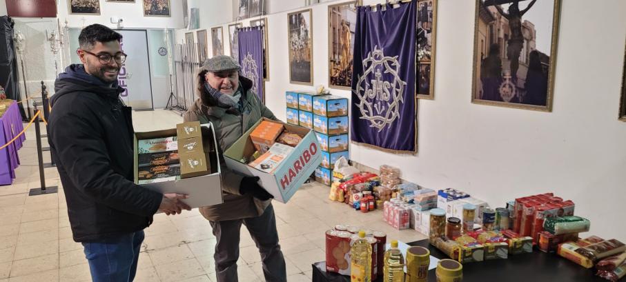 Proconsi - hombres con cajas de alimentos para gente desfavorecida