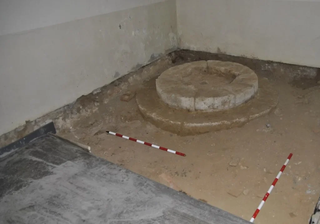 pila bautismal medieval bajo el pavimento de la Parroquia del Salvador