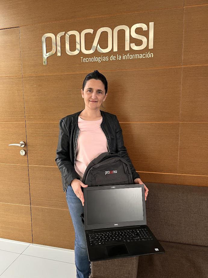 Proconsi - mujer posando con portátil
